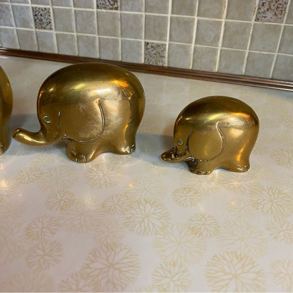 Vintage MCM Brass Elephant family kitschy decor - Picture 4 of 6